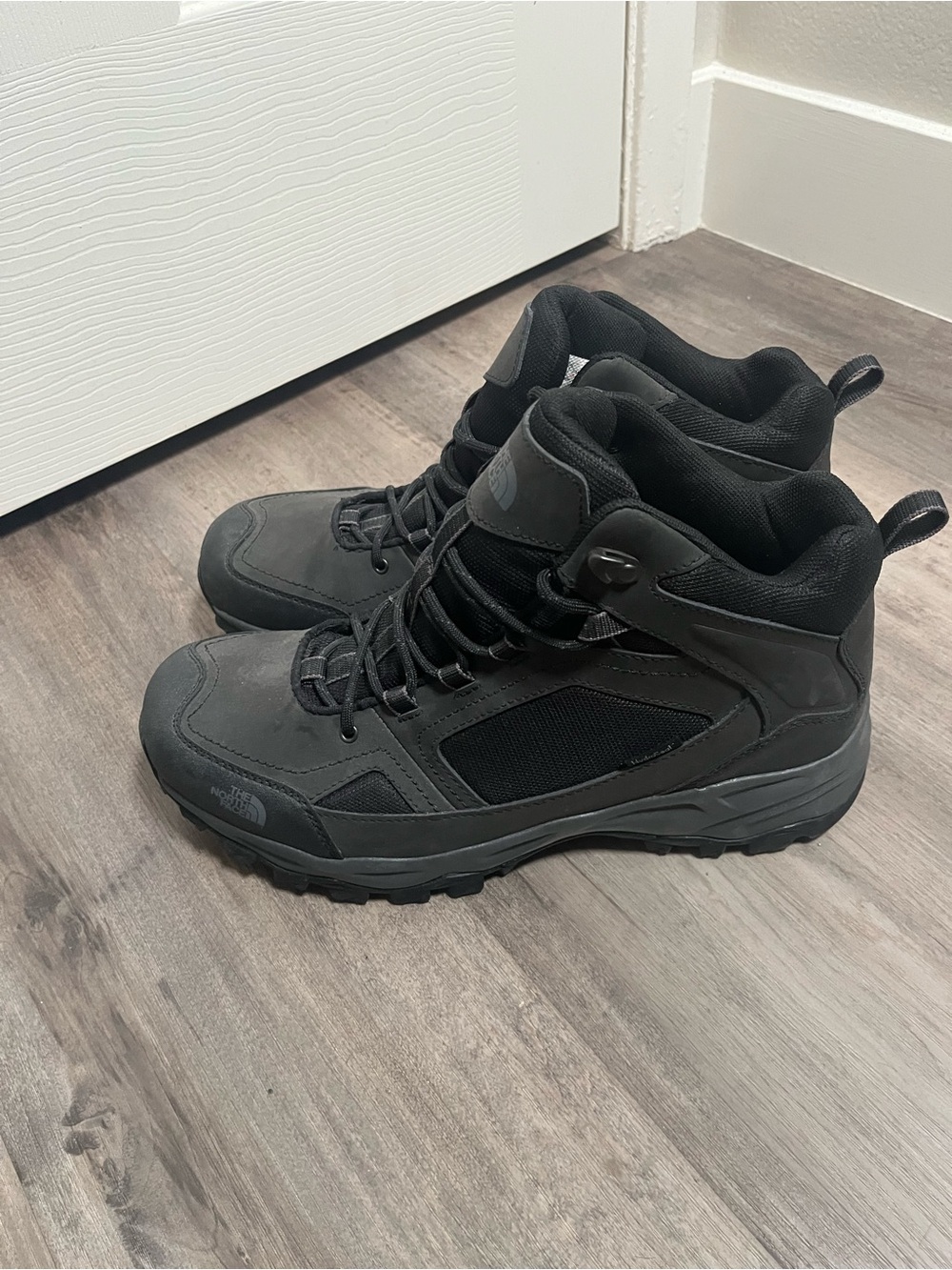 TheNorthFace Men’s HydroSeal Waterproof Mid-Cut Boots. Size 10.5. Like new. - Picture 2 of 7